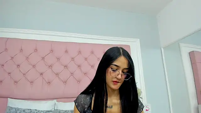 SaraTease_ Adlı Modelin Canlı XXX Sohbeti