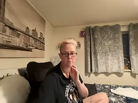 Curvy-Jinx live XXX chat
