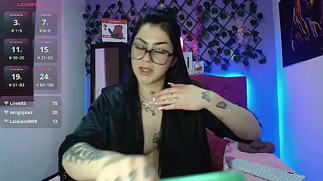 Chatroom XXX en direct de Emmie_Hot