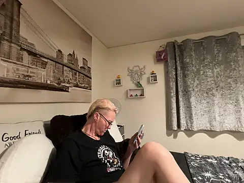 Curvy-Jinx's Live XXX Chat