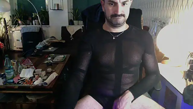 tomz0819 élő XXX-chatje