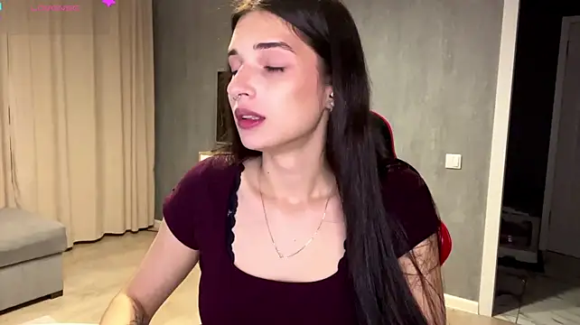 EmiliMonre Adlı Modelin Canlı XXX Sohbeti