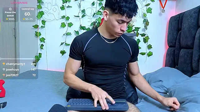 แชท XXX สดของ Luke_Muscle