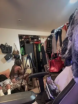 Motherbigbus' Live XXX Chat