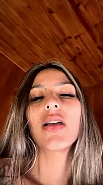 AliceStone19 Adlı Modelin Canlı XXX Sohbeti