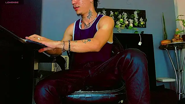 HannibalLester Live XXX-Chat
