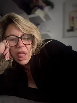 blondebitch2 live XXX chat