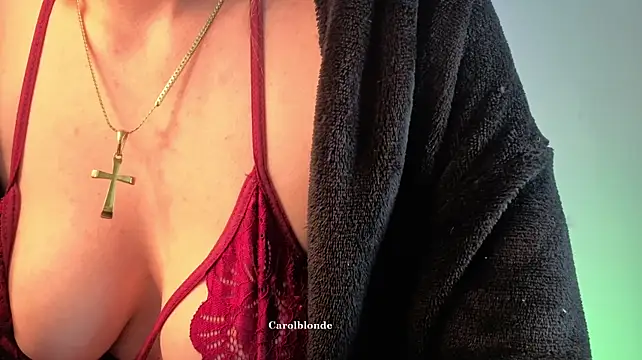 Carolblonde: онлайн-секс-чат
