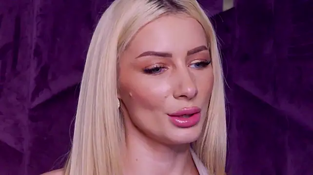 Chat +18 de AngieShae ao vivo