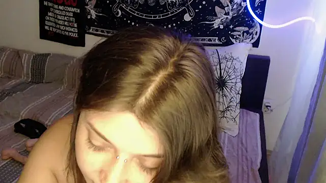 AlienforTwenty's Live XXX Chat