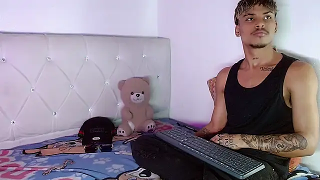 Angel_foxc13 élő XXX-chatje