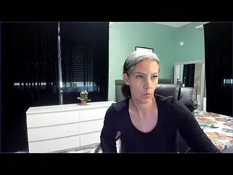 Chatroom XXX en direct de LexxxyDiamond