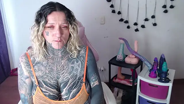 SLOPPYTITSS' Live XXX Chat
