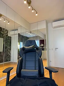MileySin1111 Adlı Modelin Canlı XXX Sohbeti
