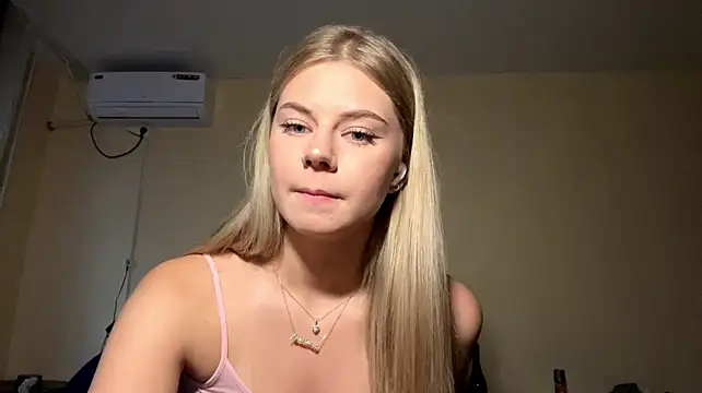 HoneysPiee's Live XXX Chat