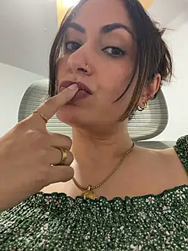 دردشة YourQueen18 الجنسية المباشرة