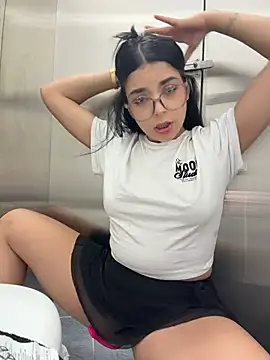 แชท XXX สดของ ArieliciousXXX