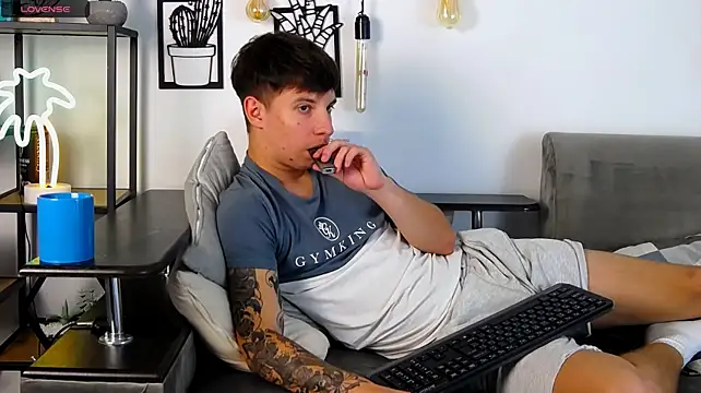 XXX chat uživo modela ThomasEdisonn