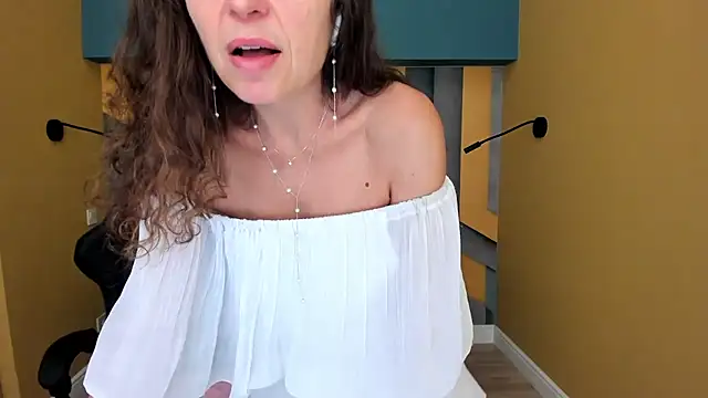 EllaLong's Live XXX Chat
