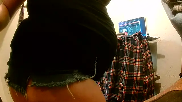 BacksideBrunette élő XXX-chatje