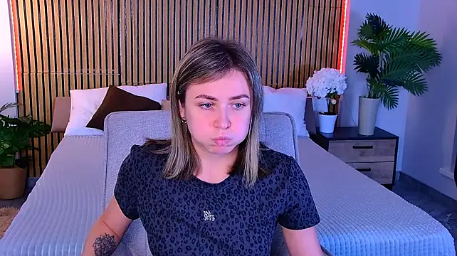 EmeraldGlow's Live XXX Chat