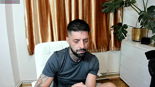 Chat XXX en directo de TommyDum