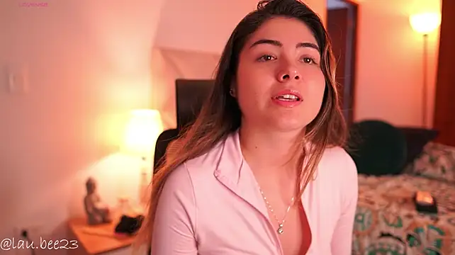 Chat +18 de Lau_Bee ao vivo