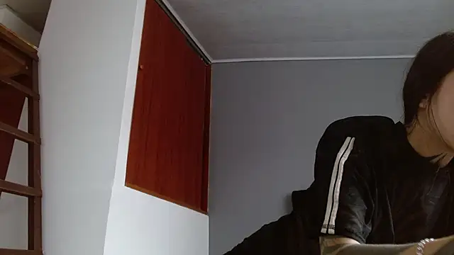 Emilia_1995's Live XXX Chat