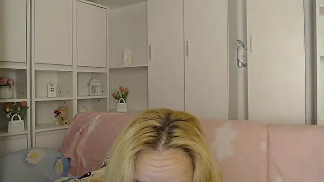 _karolynesyera_'s Live XXX Chat
