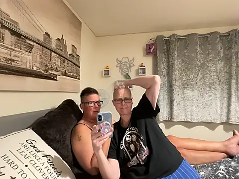 Curvy-Jinx Live XXX-chat