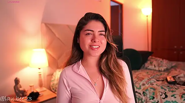 Lau_Bee Adlı Modelin Canlı XXX Sohbeti