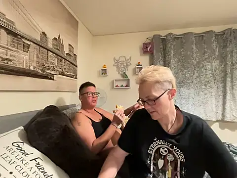 Curvy-Jinx's Live XXX Chat