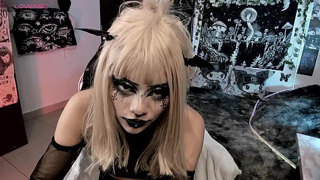 GothKitten666's Live XXX Chat