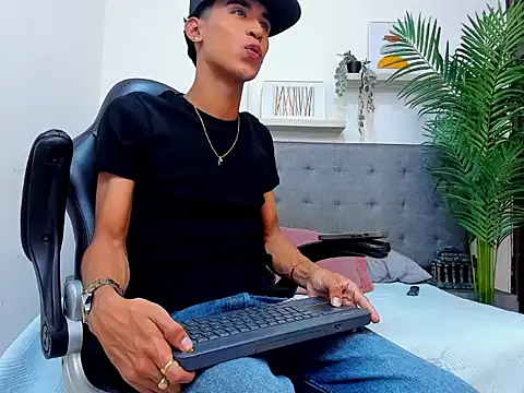 XXX chat uživo modela guarne_cam