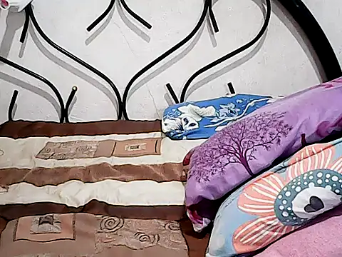 HornyPussie69 Adlı Modelin Canlı XXX Sohbeti