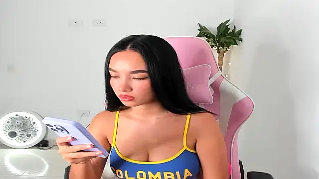 sharlotte_23 élő XXX-chatje