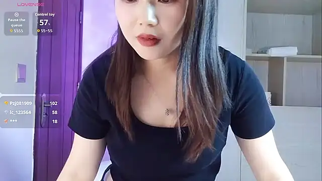 Nini-38E's Live XXX Chat