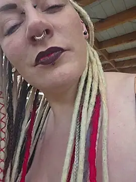 PinkTheHawk Adlı Modelin Canlı XXX Sohbeti