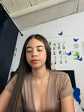 Milleradhara24 Adlı Modelin Canlı XXX Sohbeti