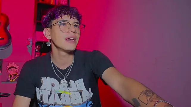 צ'אט XXX בשידור חי של MikeyKuro