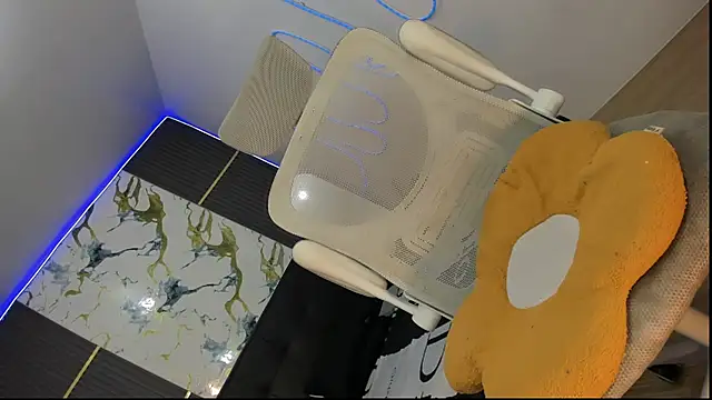 Alexa_therealhorsecock's Webcam Show