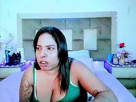 indiantopaz694u Adlı Modelin Canlı XXX Sohbeti