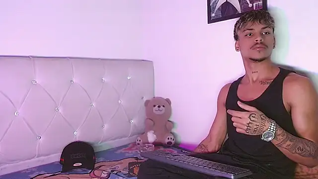 Angel_foxc13 élő XXX-chatje