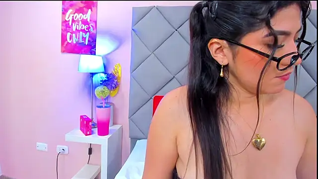 NahomyAdams Adlı Modelin Canlı XXX Sohbeti