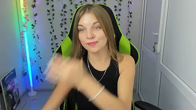LuckyKinsley: онлайн-секс-чат