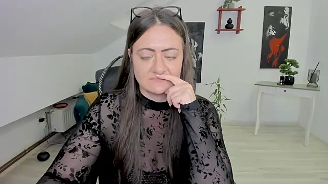 MistressDarrah Adlı Modelin Canlı XXX Sohbeti