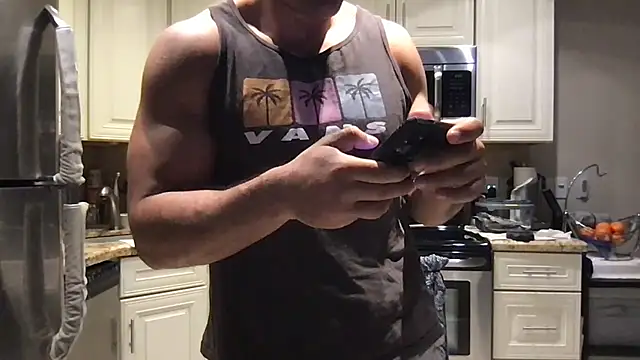 BigGuyMuscle live XXX chat
