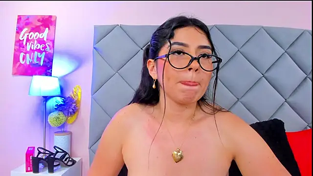 Chat +18 de NahomyAdams ao vivo
