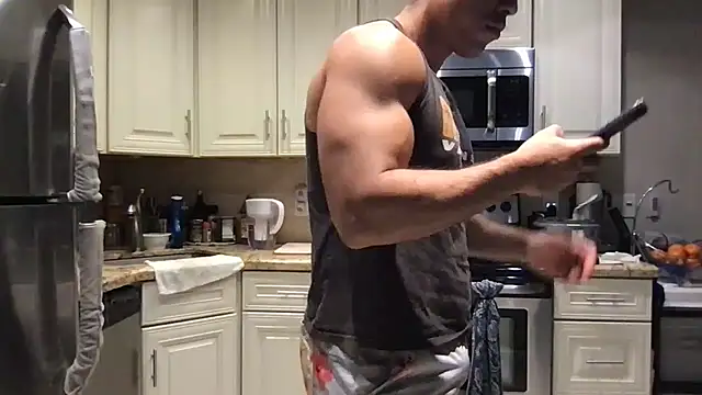 BigGuyMuscle Adlı Modelin Canlı XXX Sohbeti