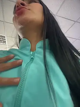 Živý XXX chat LuxeBrunetteXXX